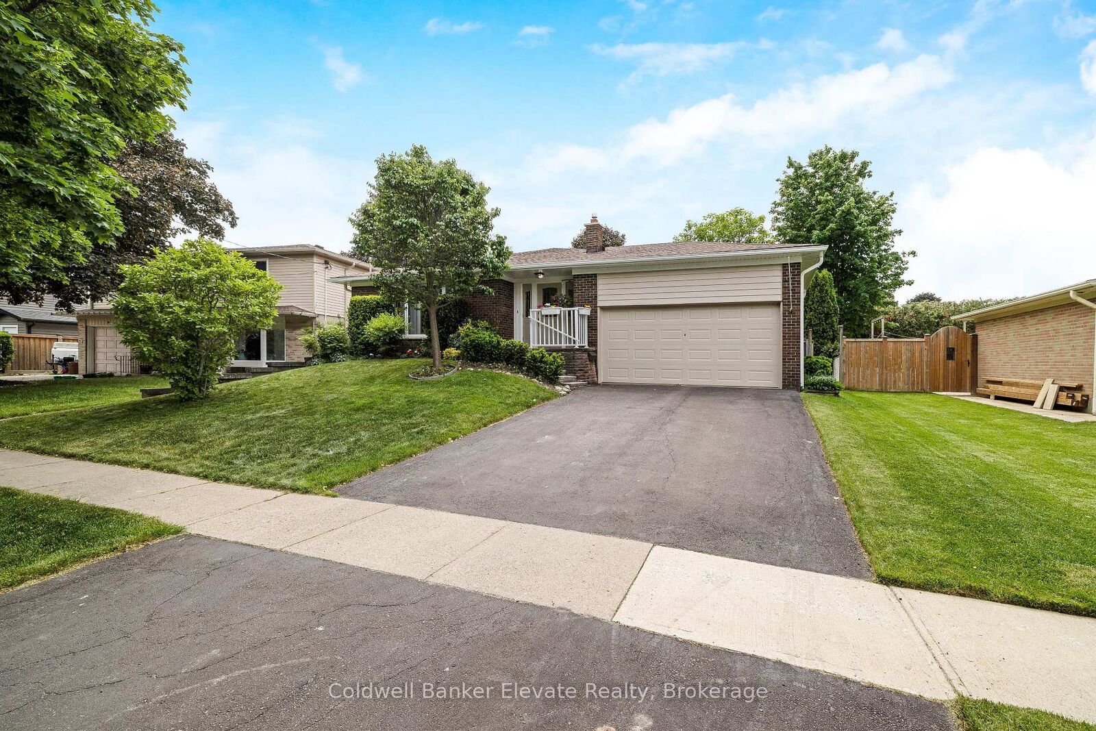 Property Photo: 6 Metcalfe Court ON L7G 4N6