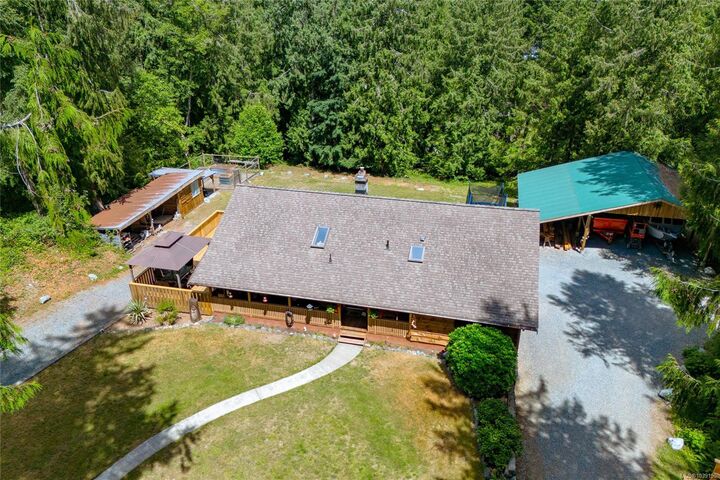 Property Photo: 1135 Braithwaite Dr BC V8H 0E2