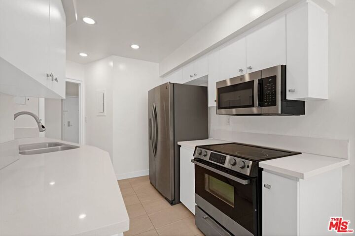 Property Photo:  7250 Franklin Ave  CA 90046 