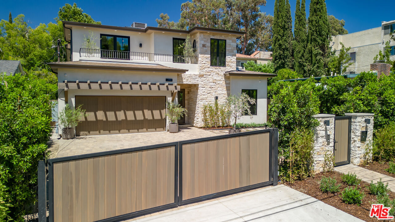 Property Photo: 12527 Huston St CA 91607