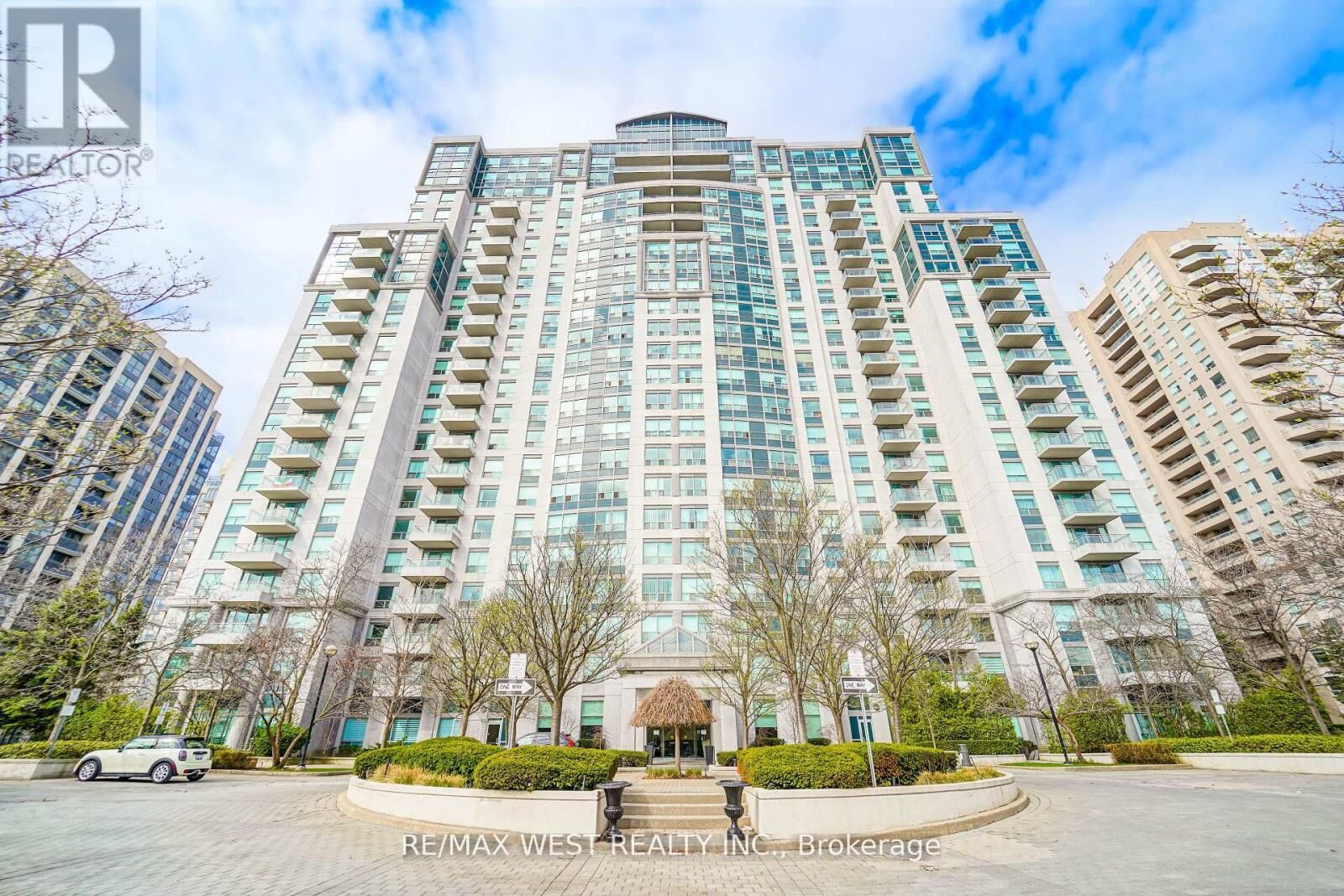 Property Photo: 188 Doris Avenue 1717 ON M2N 6Z5