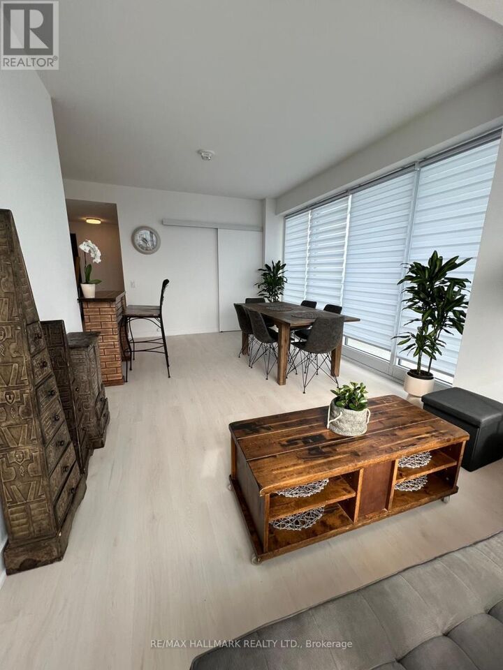 Property Photo:  3900 Confederation Pkwy Street 4704  ON L5B 0M3 