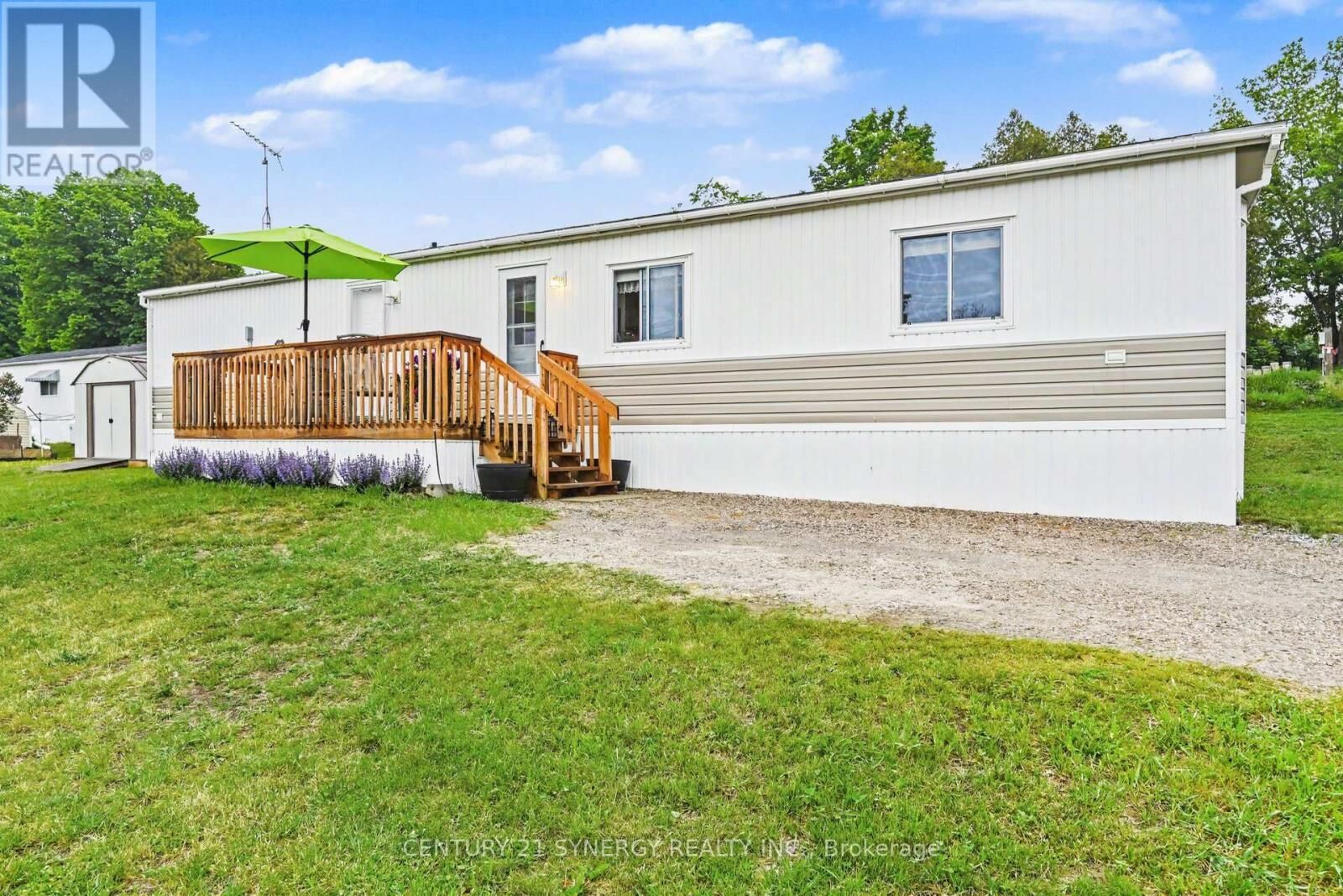 Property Photo: 261 Hillview Road ON K7H 3C8