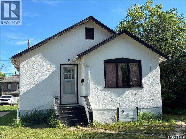 Property Photo:  230 10th Street E  SK S6V 0Y9 