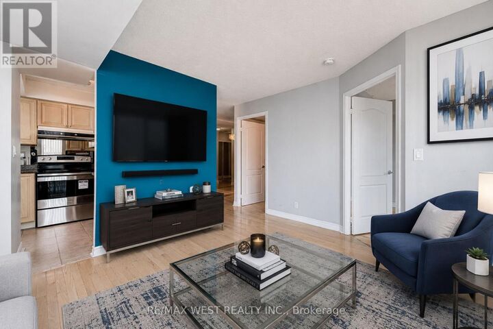 Property Photo:  1 Elm Drive West 1611  ON L5B 4M1 