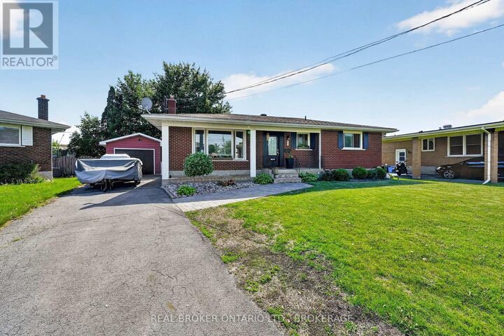 Property Photo: 821 Haldimand Crescent ON K6H 5C9