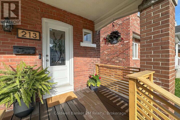 Photo de la propriété:  213 Huron Street  ON L1H 5E5 