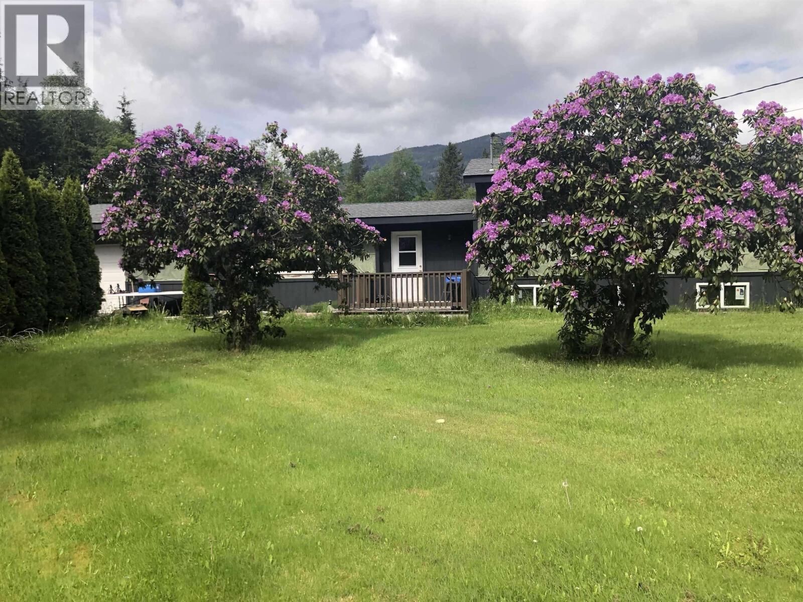 Photo de la propriété:  5203 Gossen Creek Street  BC V8G 0A6 