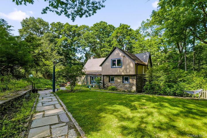 Property Photo:  4 N Ledge Loop  NY 10520 