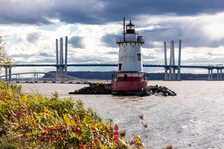 Property Photo:  4 Lighthouse Landing Ph522  NY 10591 