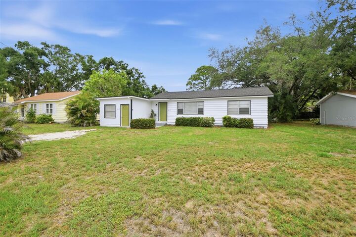 Property Photo:  2817 Hawthorne Street  FL 34239 