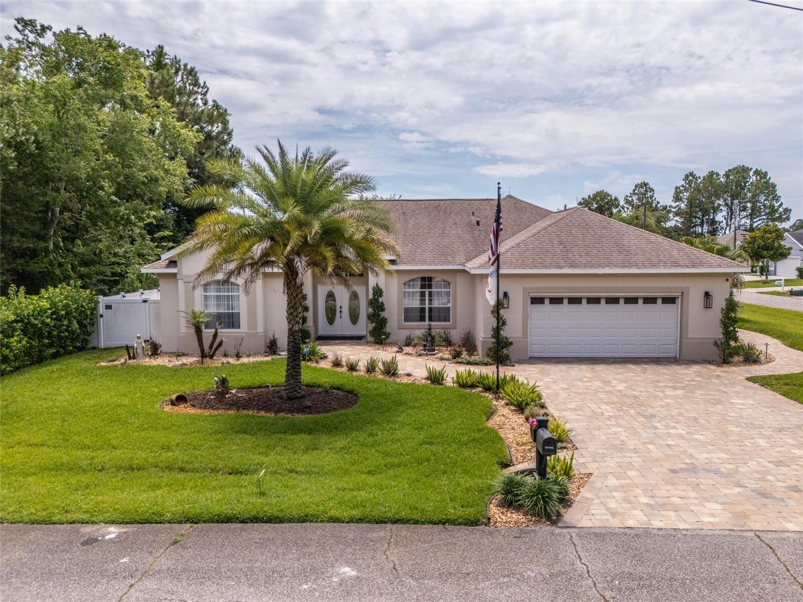 Property Photo: 2 Felton Place FL 32137