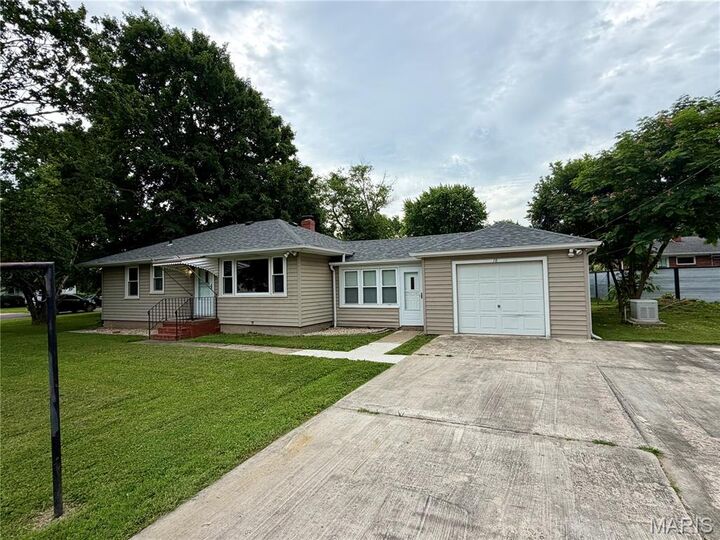 Property Photo:  78 N Circle Drive  IL 62024 