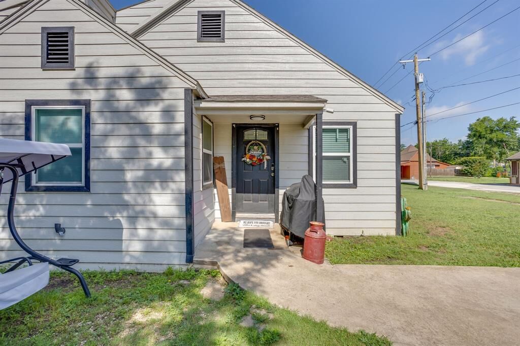 Property Photo: 109 W Purdom Avenue TX 76009