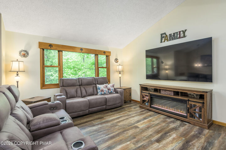 Property Photo: 1430 N Rocky Mountain Drive PA 18330