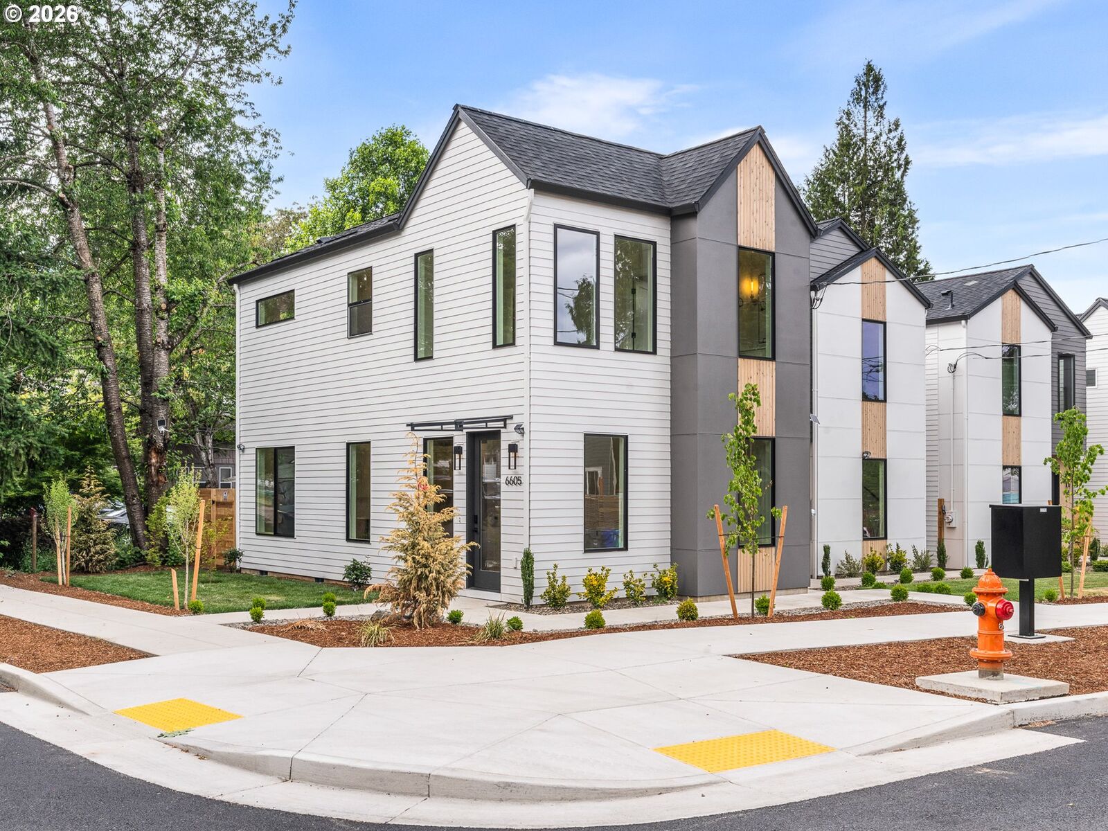 Property Photo: 6605 N Seneca St OR 97203