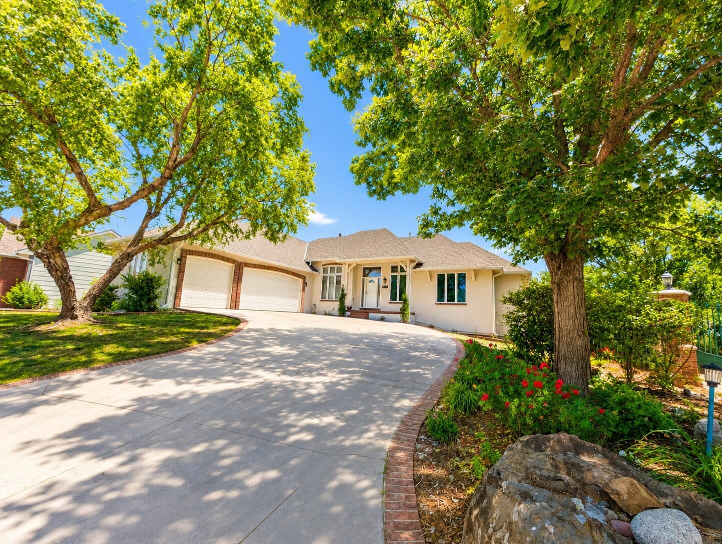 Property Photo: 8253 E Oxford Ct KS 67226