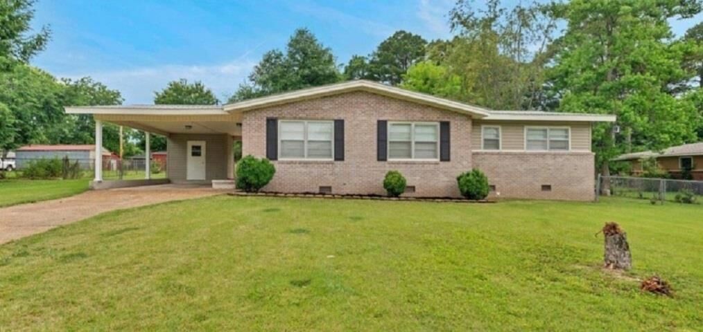 Property Photo:  1615 7th Ave SW  AL 35601 