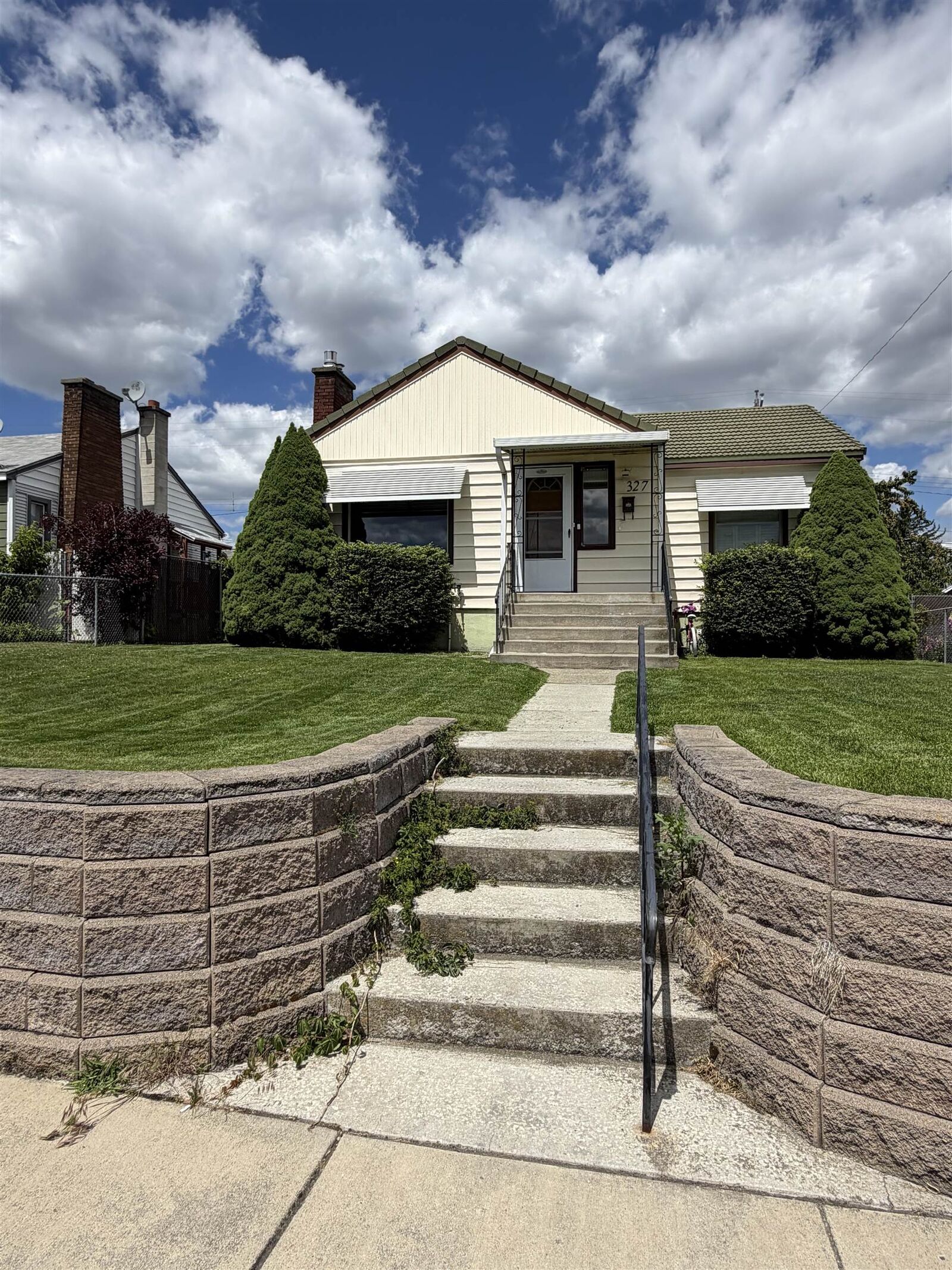 Property Photo:  327 E Garland Ave  WA 99207 
