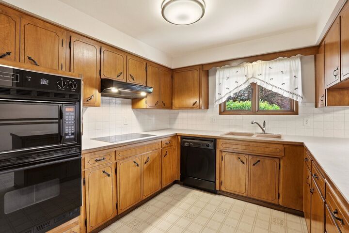 Property Photo: 208 W Cascade Way WA 99208