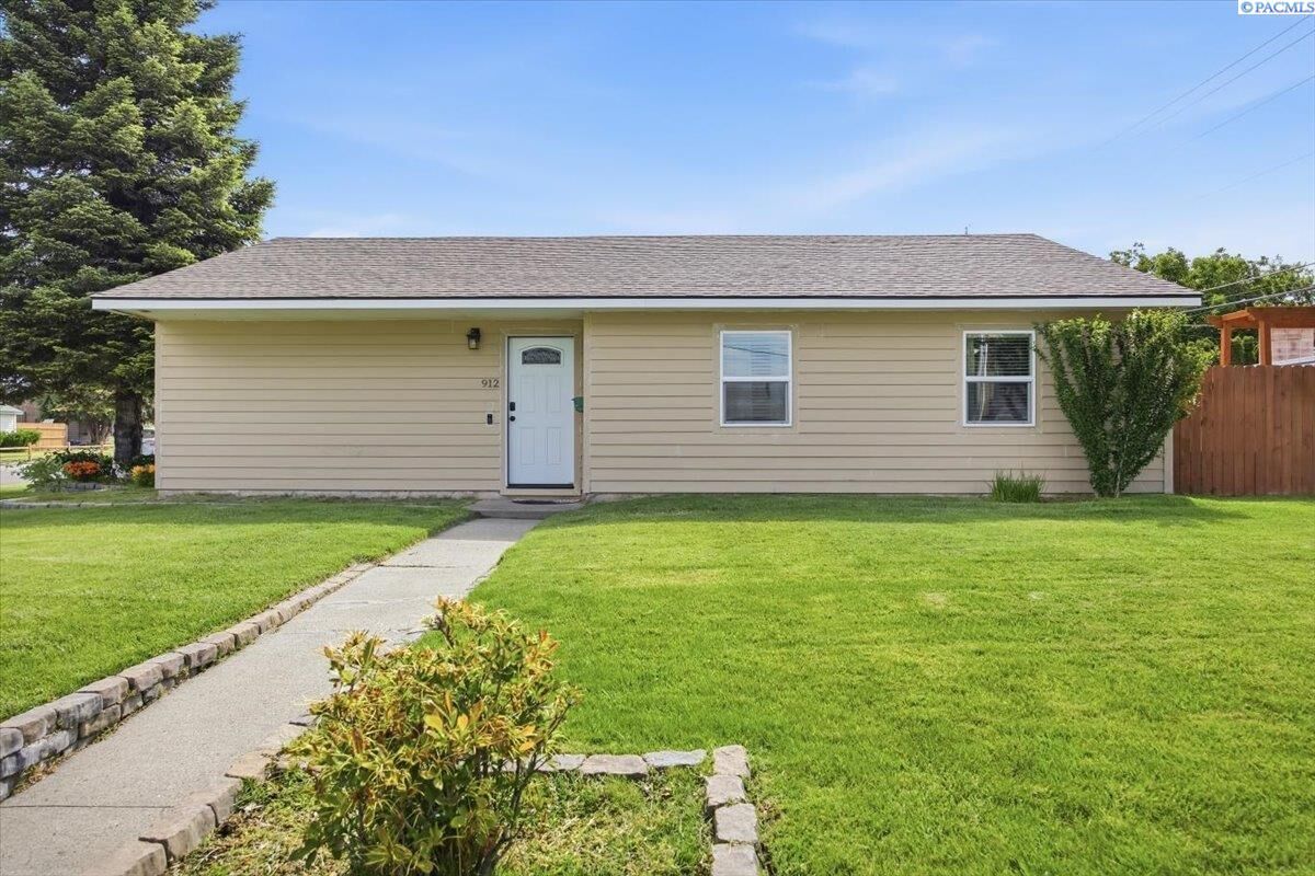 Property Photo: 912 Cottonwood Drive WA 99352