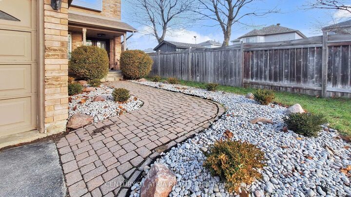 Photo de la propriété: 1166 Oriole Crescent ON L9S 2A9