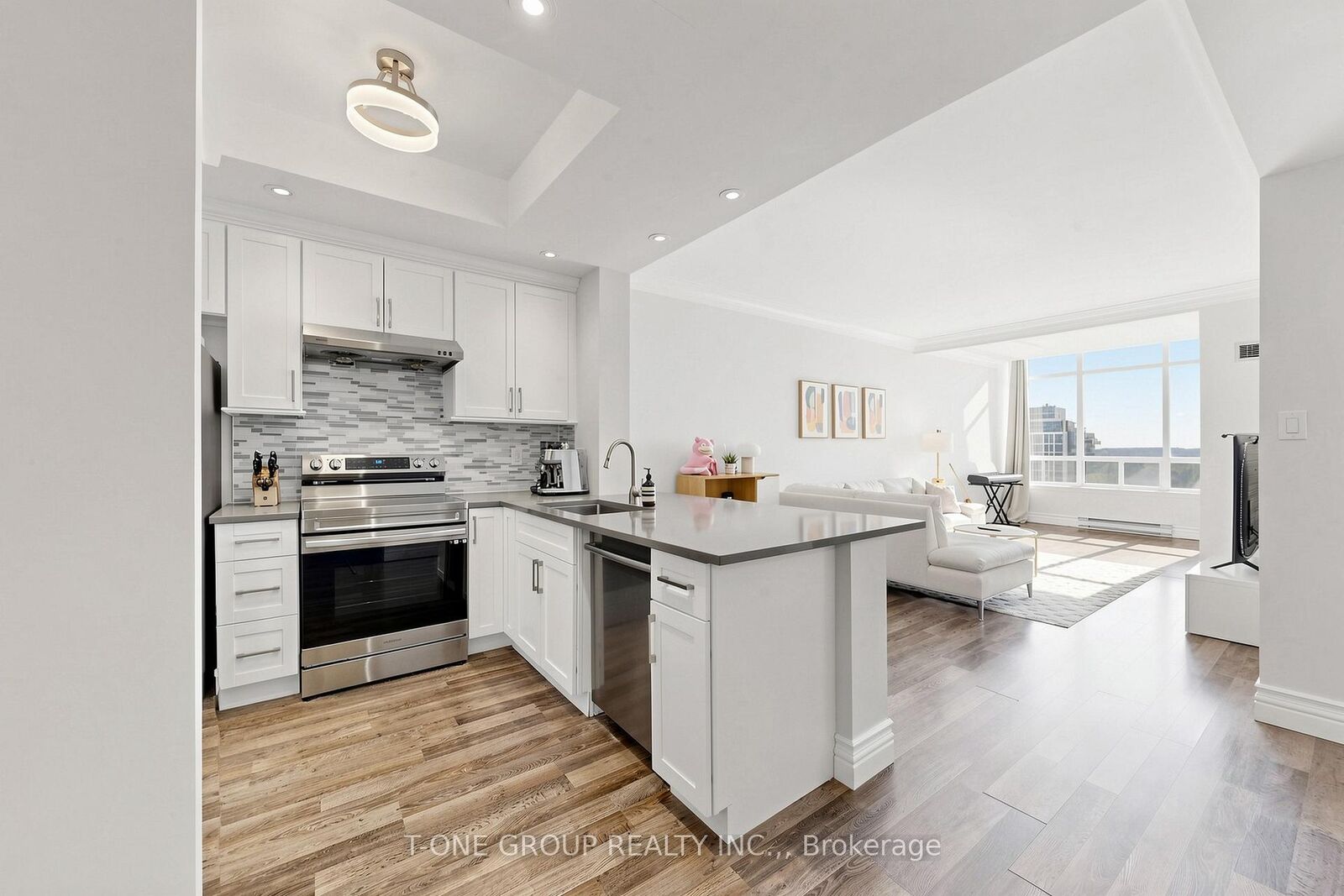 Property Photo:  22 Clarissa Drive Ph6  ON L4C 9R6 