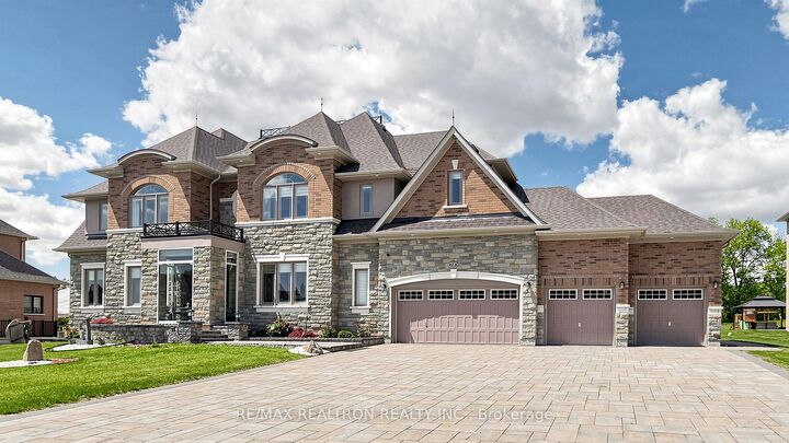 Property Photo: 28 Sam Davis Court ON L4A 4R4