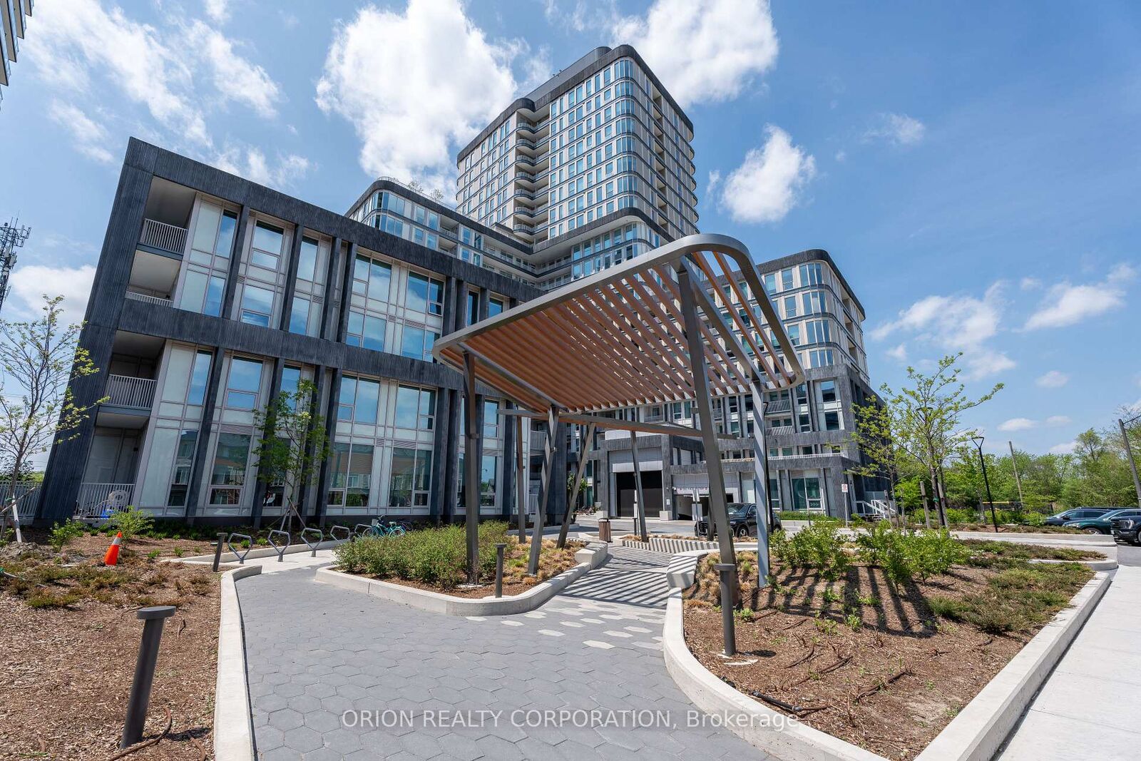 Property Photo: 3240 Wiliam Coltson Avenue 527 ON L6H 8C8