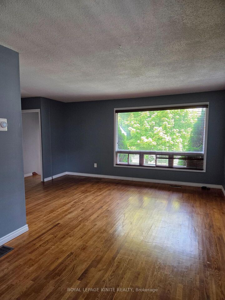 Property Photo: 947 Southlawn Drive ON K9J 1E9