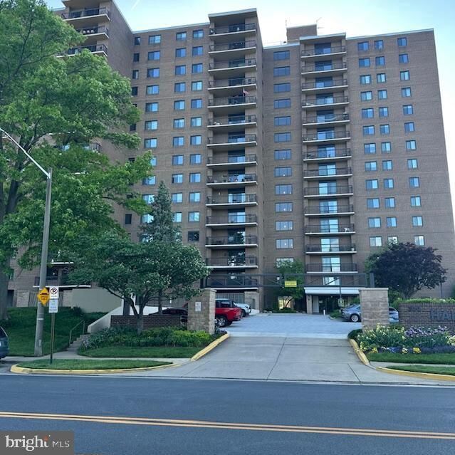 Property Photo: 200 N Pickett Street 1104 VA 22304