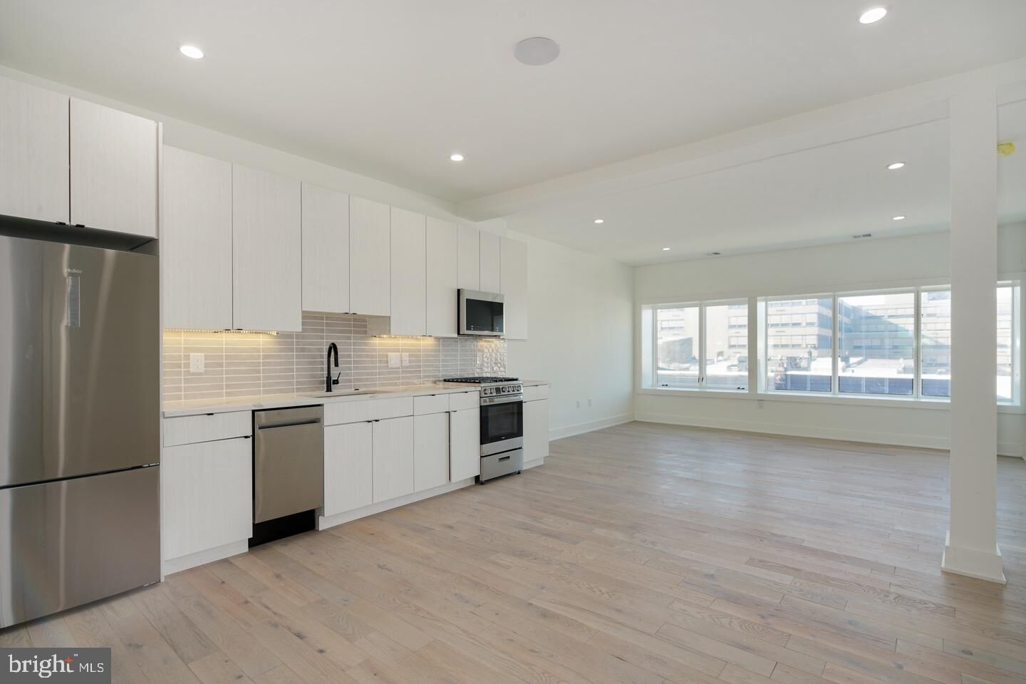 Property Photo:  2109 S Iseminger Street 3  PA 19148 
