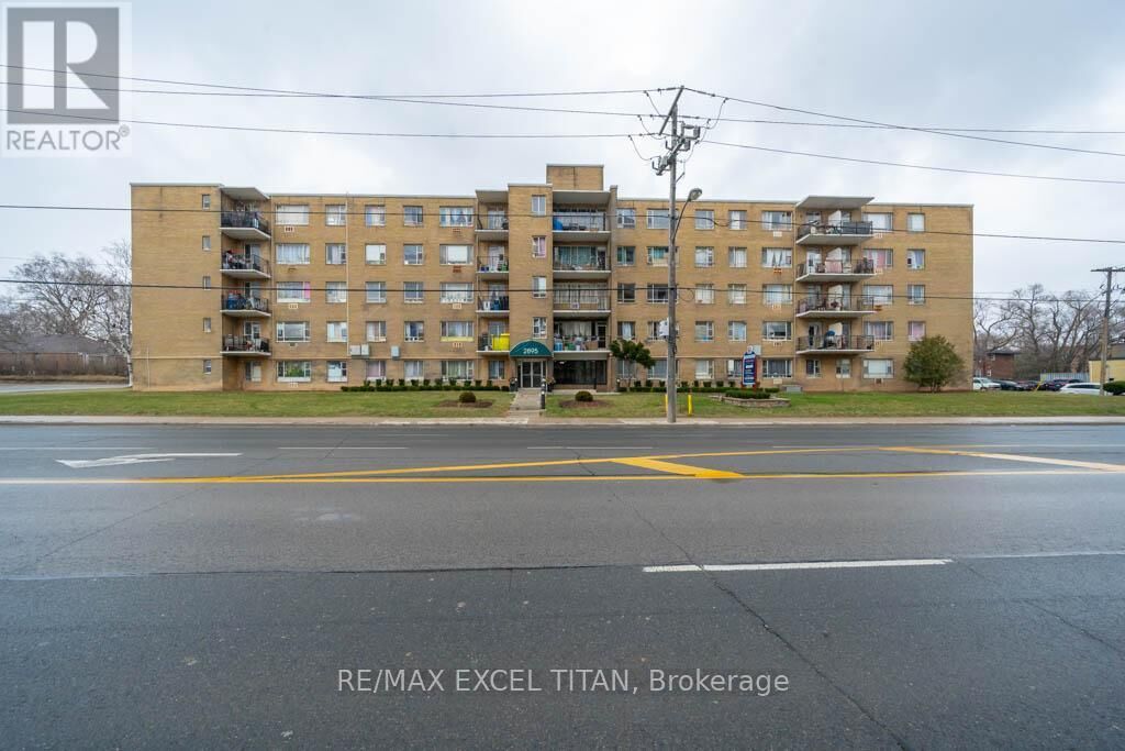 Property Photo:  2895 Bathurst Street 111  ON M6H 3A8 