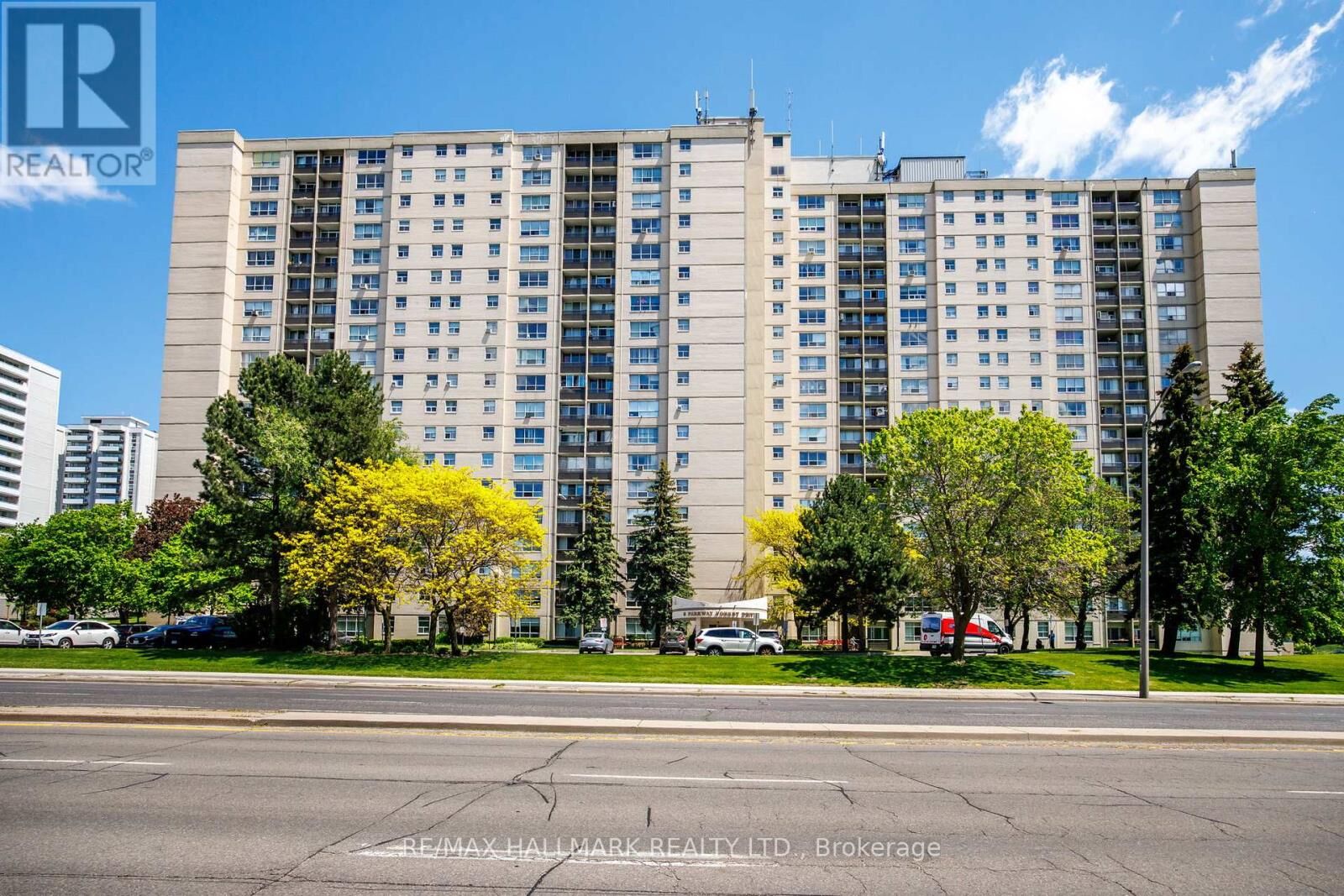 Property Photo: 5 Parkway Forest Drive 711 ON M2J 1L2