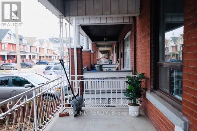 Property Photo:  72 Somerset Avenue Upper 1  ON L8L 2L7 