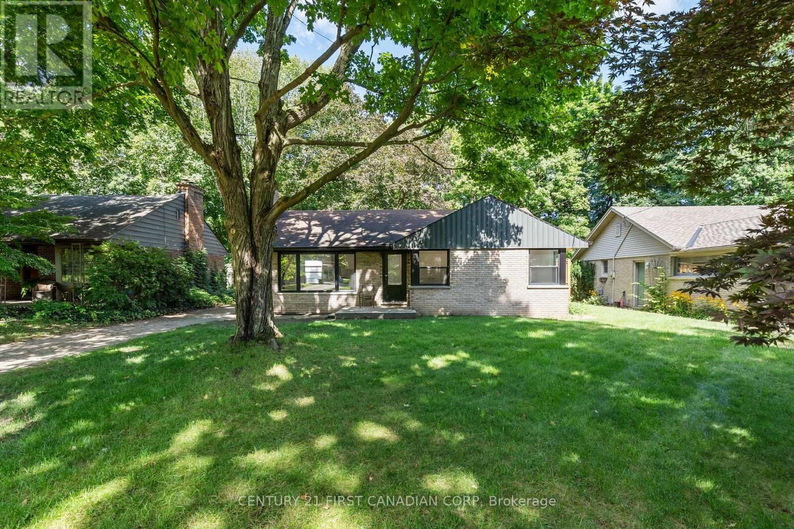 Property Photo: 32 Braemar Crescent ON N6H 2X1