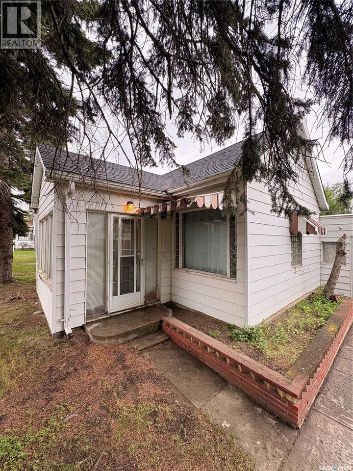 Property Photo:  58 Lillooet Street W  SK S6H 4Y5 