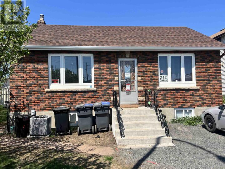 715 May St N — photo 1