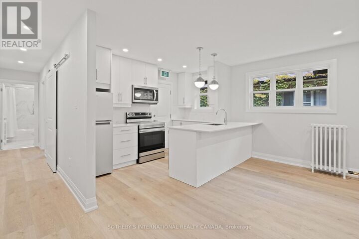 Property Photo:  30 Strathgowan Avenue Upper  ON M4N 1B9 