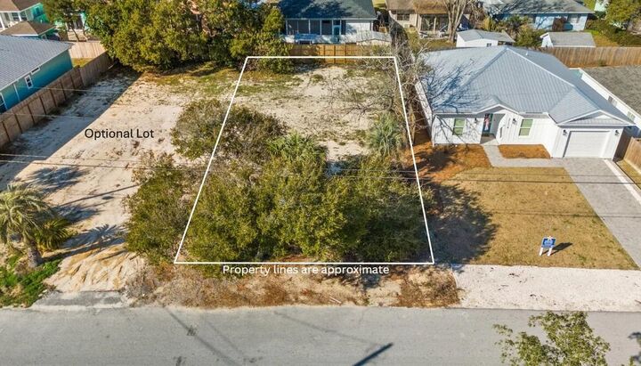 Property Photo: 21522 Dolphin Avenue FL 32413
