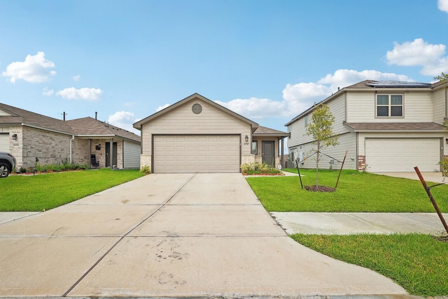 Property Photo:  10707 Bird Of Paradise Lane  TX 77016 