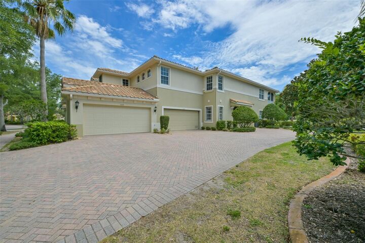 Property Photo:  1440 Emerald Dunes Drive  FL 33573 