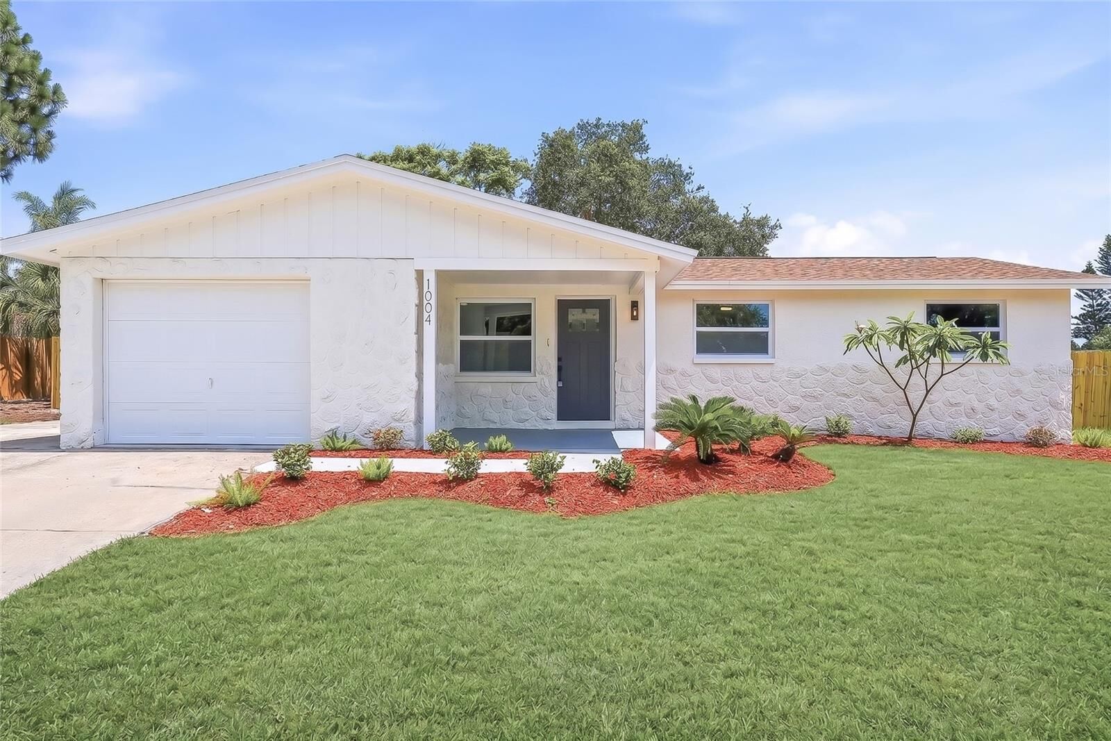 Property Photo:  1004 Idlebriar Way  FL 34689 
