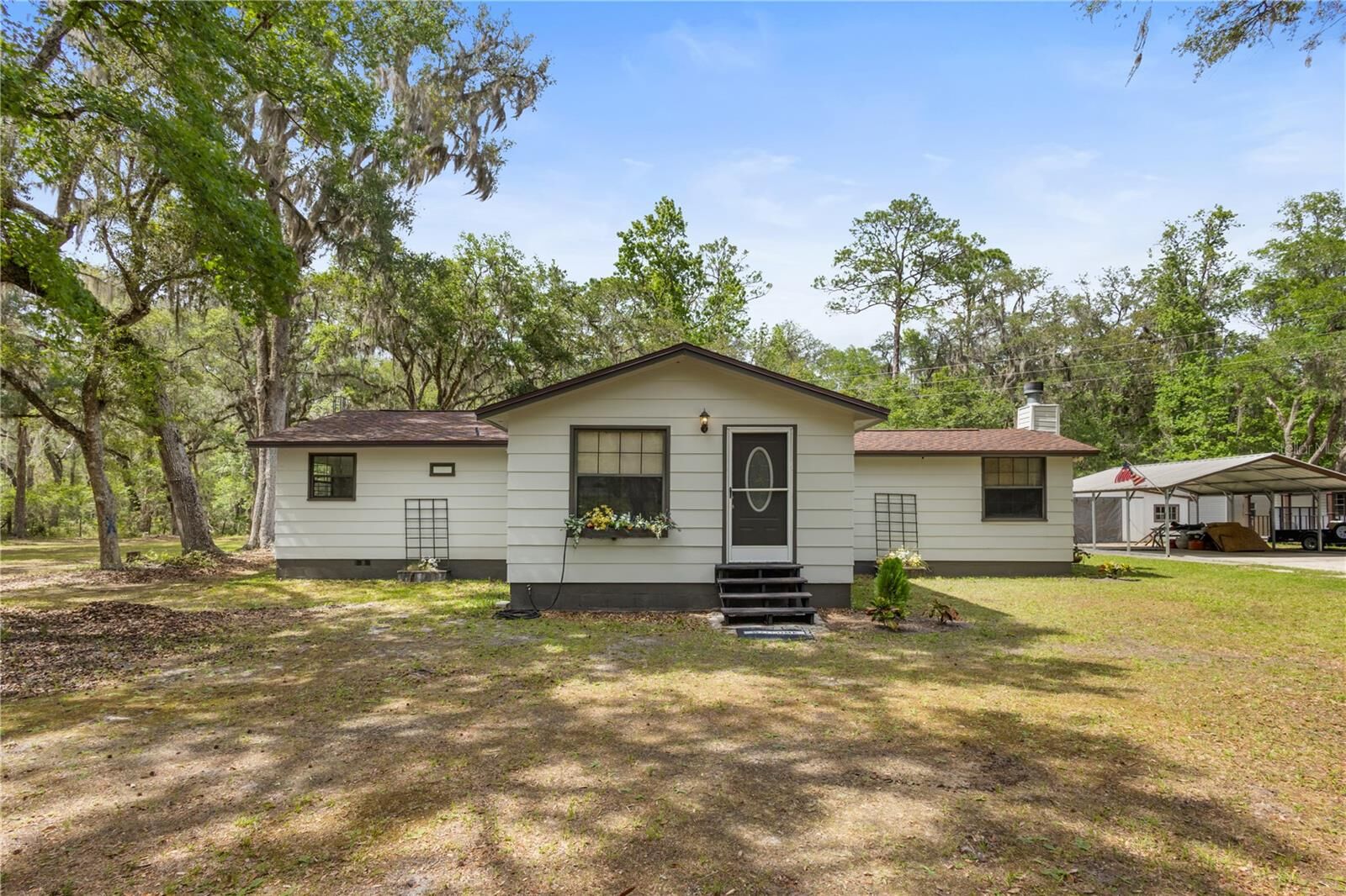 Property Photo: 11828 NE 7th Avenue FL 32641