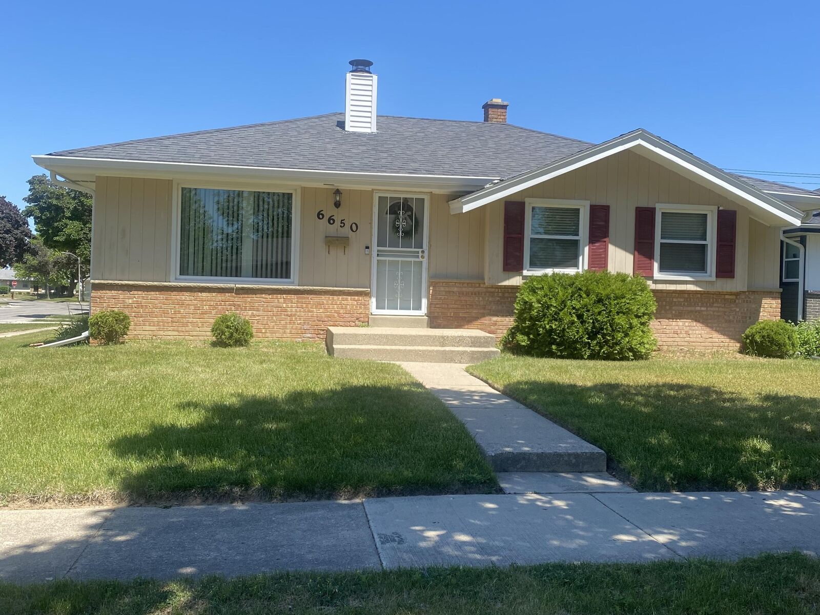 Property Photo: 6650 W Clovernook Ct WI 53223