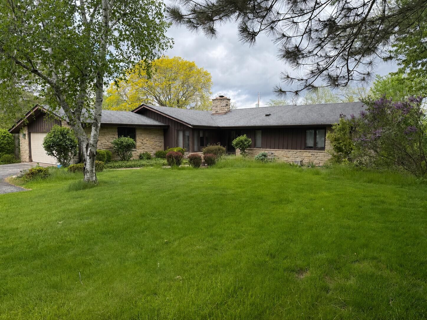 Property Photo: 5550 W Parkview Dr WI 53092
