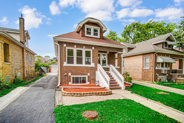 Property Photo:  1426 S 10th Avenue  IL 60153 