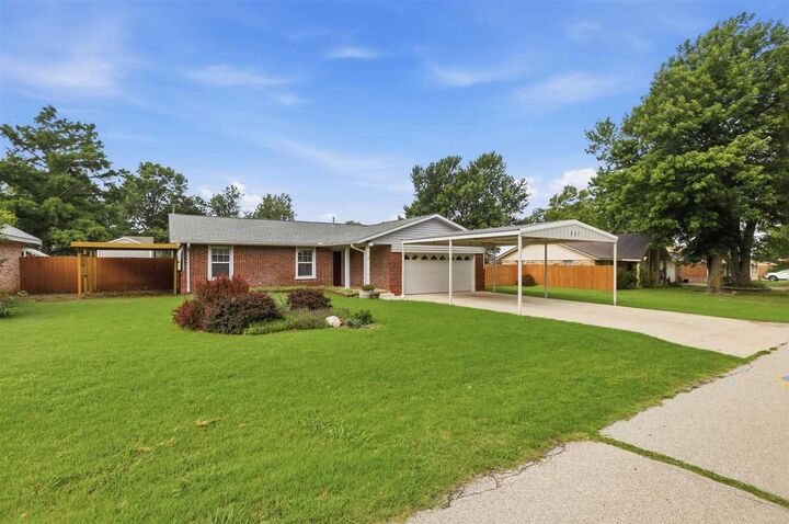 Property Photo: 807 W 15th St OK 74647