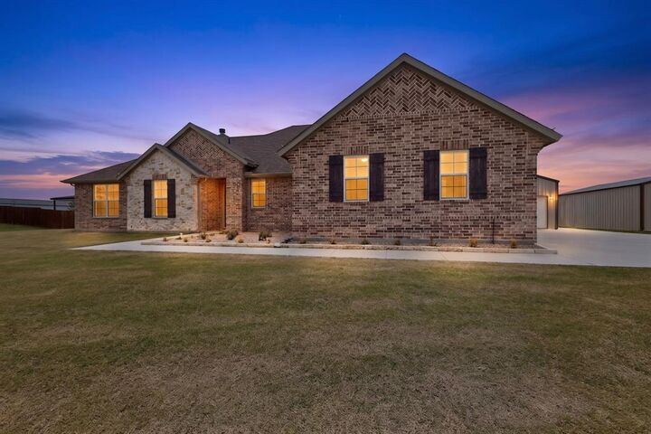 Property Photo: 2721 Burr Oak Road TX 75161
