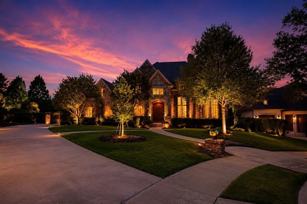 Property Photo: 200 Compton Court TX 76034